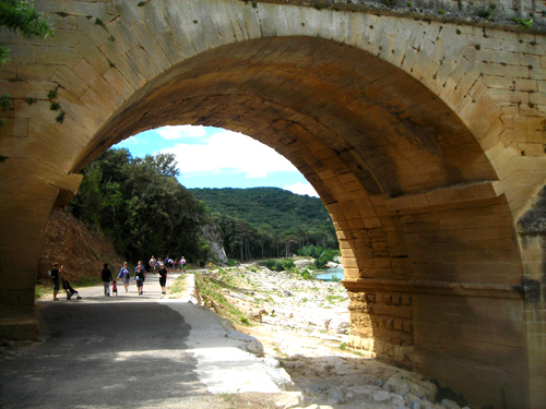 Vue sur le Gardon à travers une arche du pont