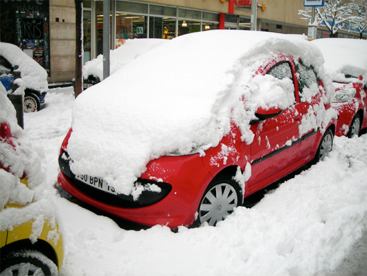 Photo de voitures recouvertes de neige